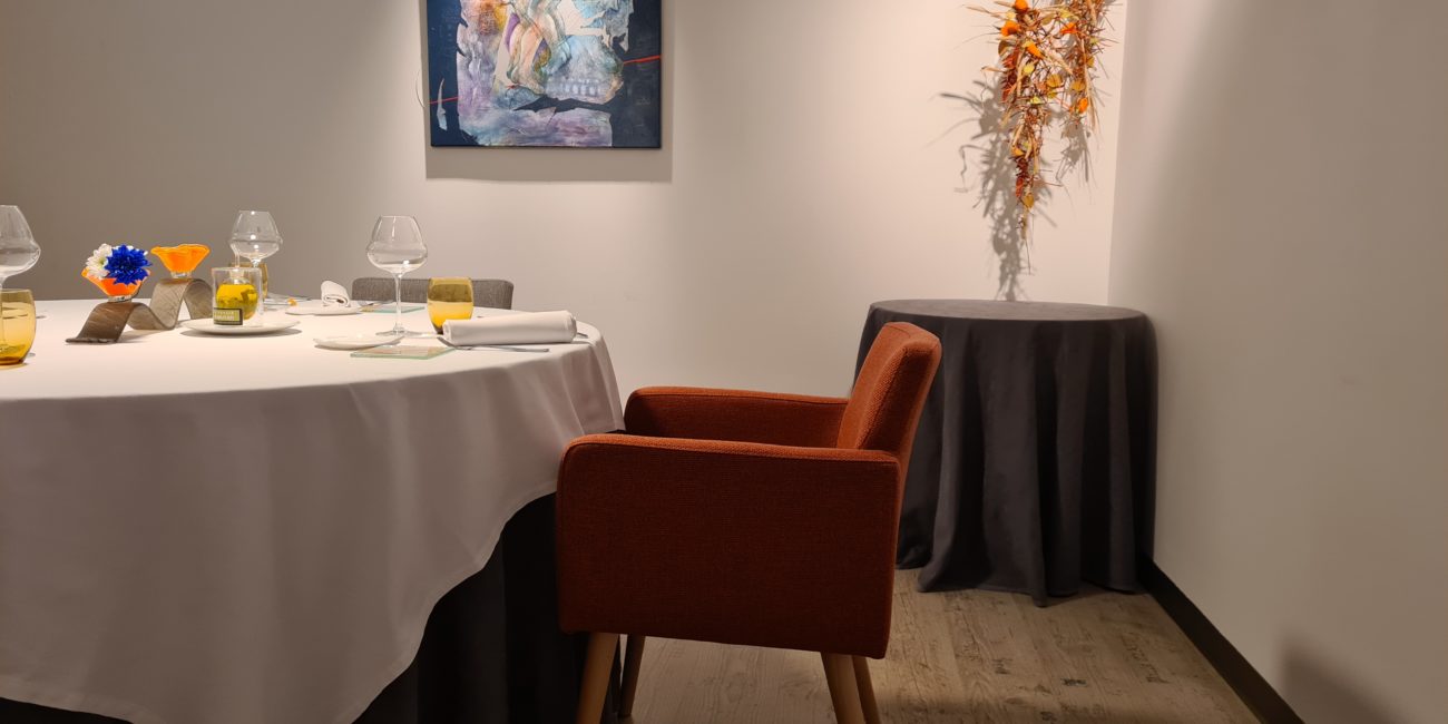 Table soigneusement dressée dans le salon du restaurant Skab à Nîmes