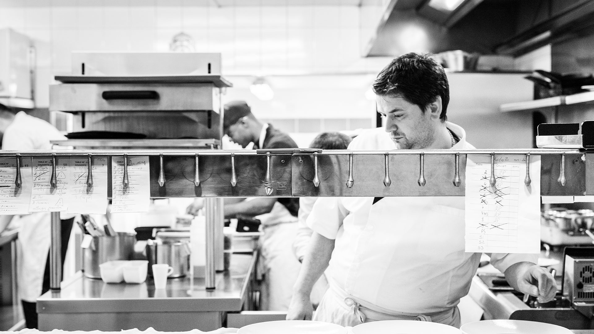 Damien Sanchez Chef étoilé dans les cuisines du SKAB à Nîmes