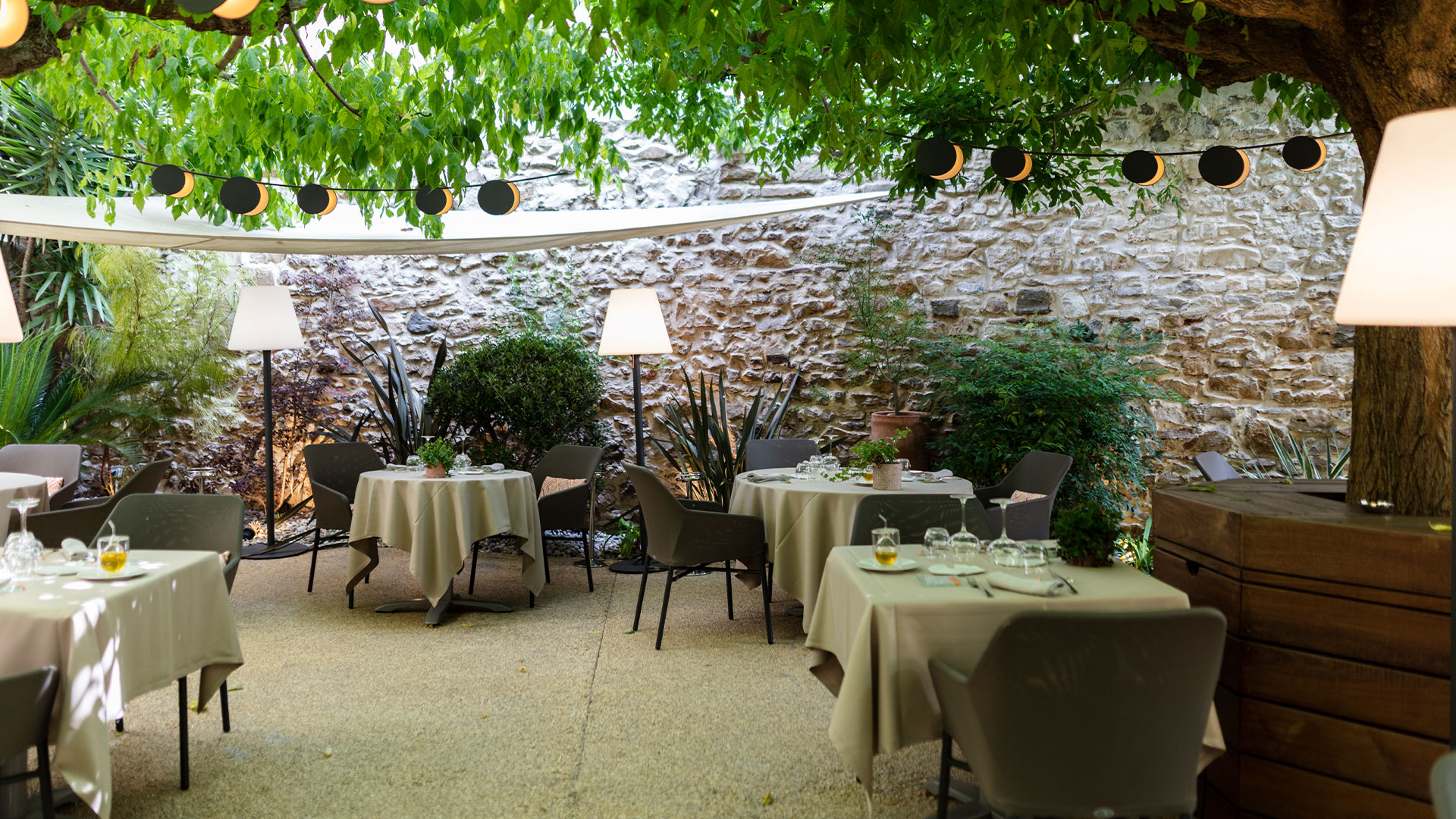 Terrasse ombragée du restaurant Skab au centre ville de Nîmes