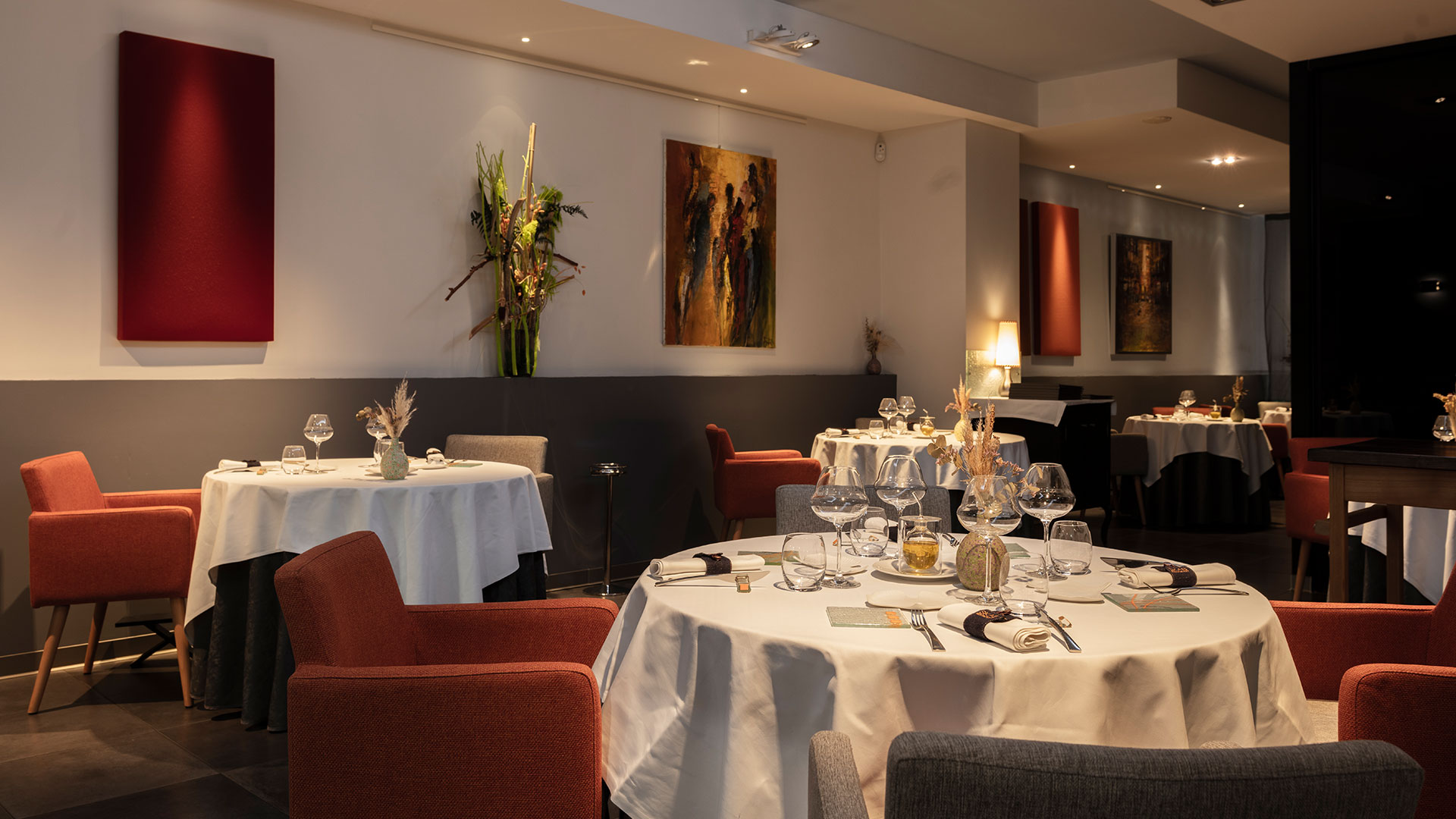 Salle préparée afin d'y accueillir au mieux ses convives du restaurant Skab à Nîmes