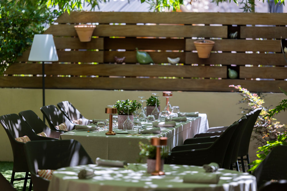 table pour 8 personnes pour vos repas d'événements familiaux au Skab
